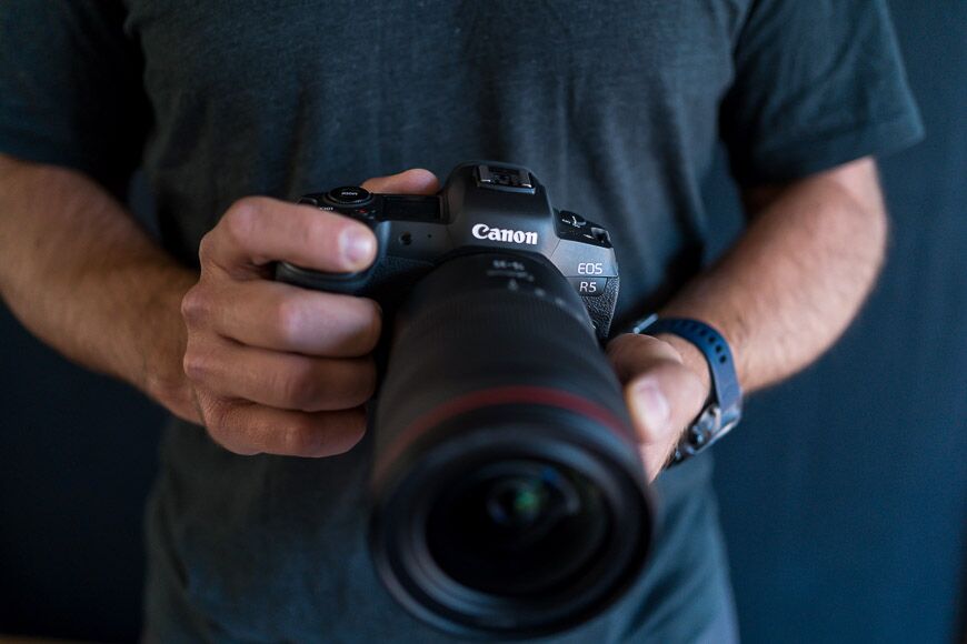 De Canon EOS R5 met het 15-35mm f/2.8 objectief balanceert mooi.