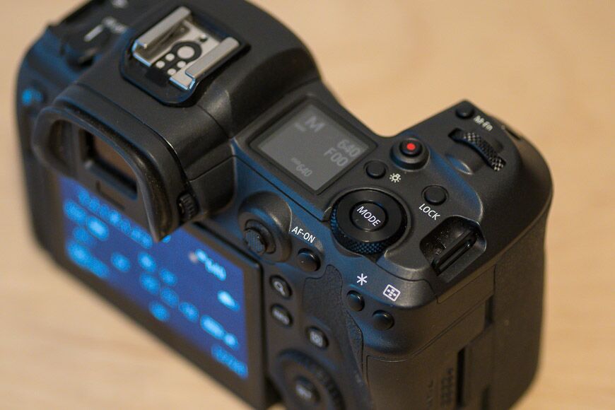 Canon EOS R5 met bovenste LCD en speciale opnameknop.
