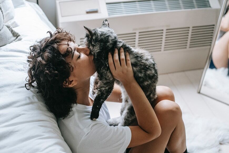 Lifestyle foto van vrouw thuis met kat