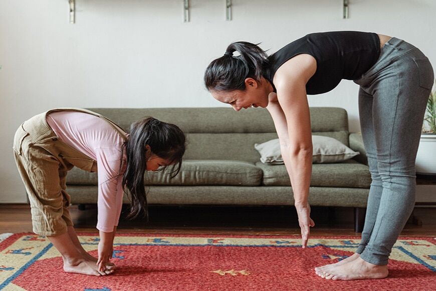 moeder en dochter fotoshoot doen yoga stretches